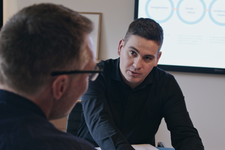 ECNergy medarbejdere taler om energioptimering og investering i solceller.