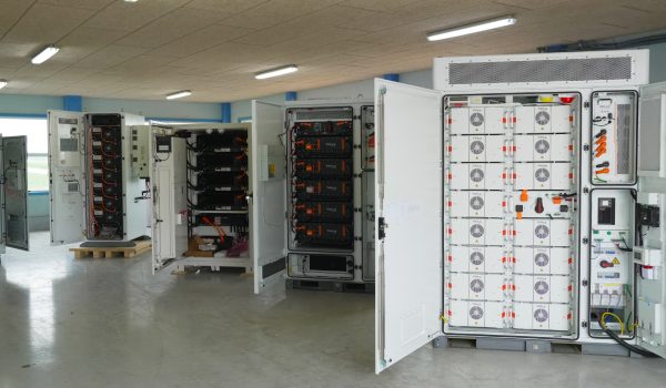 Et billede af mange batterier