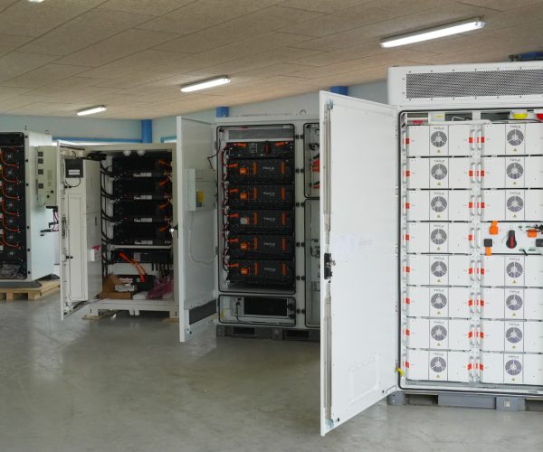 Et billede af mange batterier