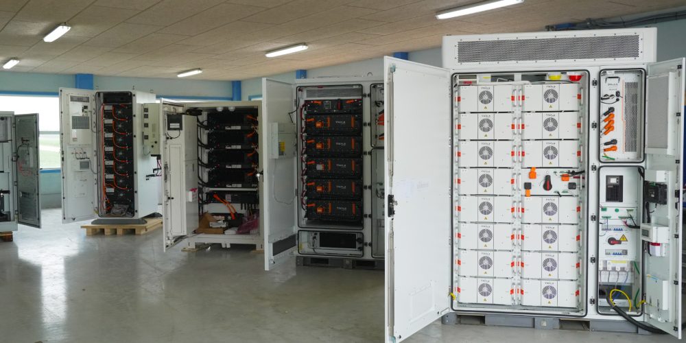 Et billede af mange batterier
