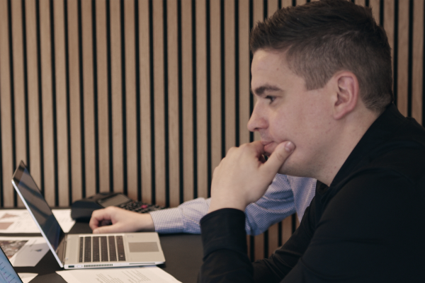 To medarbejdere udarbejder energianalyse produktionsberegning på solcelleprojekt.